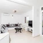 Дом отдыха In With House Sea View Blato (Korcula)