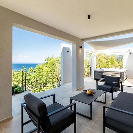 בית נופש 5 Bedroom Beach Front Home In Blato