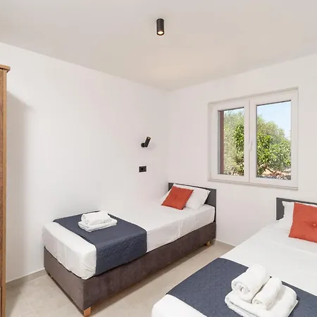 5 Bedroom Beach Front Home In Blato בית נופש